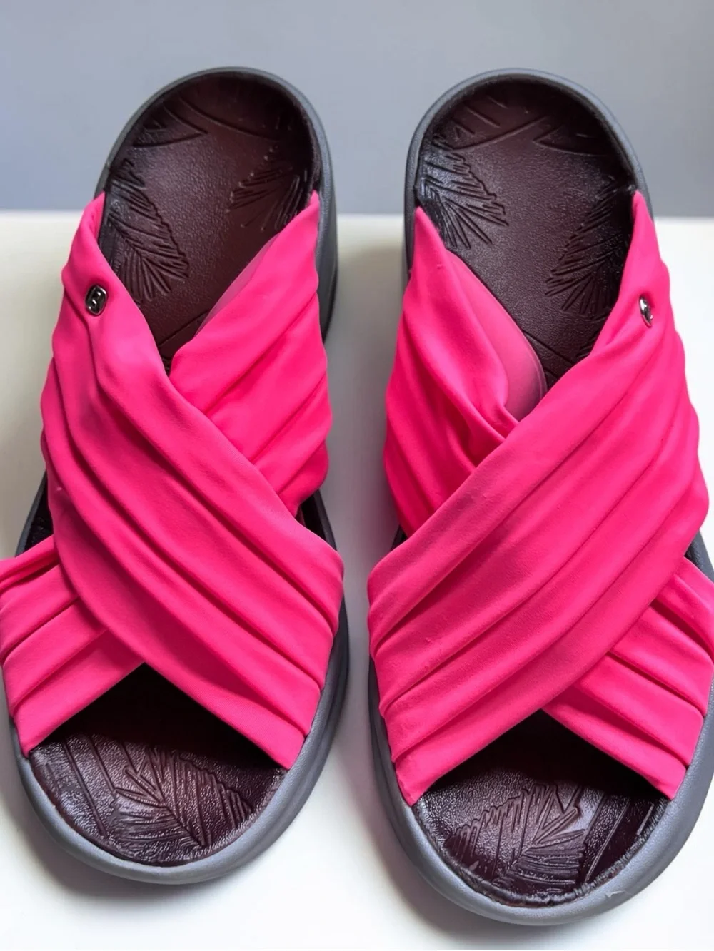 Bzees Knockout Women’s Size 9 Hot Pink Crisscross Wedge Comfort Sandals